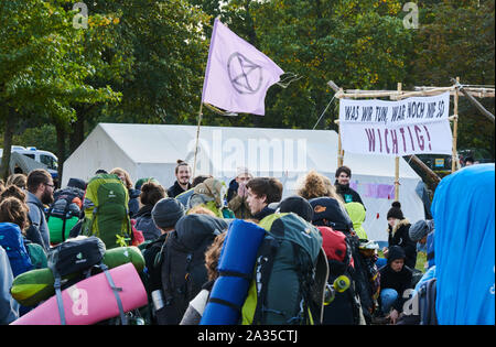 Berlin, Deutschland. 05 Okt, 2019. Die Teilnehmer kommen in den so genannten Klima Camp" auf der Wiese vor dem Reichstag. Mit dem Bau der Lager in der Nähe des Kanzleramtes hat begonnen. Umweltschützer des Aussterbens Rebellion Gruppe werden Workshops und Arbeitsgruppen, die es von Sonntag ab. Quelle: Annette Riedl/dpa/Alamy leben Nachrichten Stockfoto