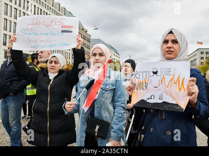 Berlin, Deutschland. 05 Okt, 2019. Demonstranten, die Kopftücher tragen, halten Transparente mit der Aufschrift 'Save das irakische Volk" und "die Iraker" vor dem Brandenburger Tor Ave. Es Menschen demonstrierten gegen die Politik im Irak. Quelle: Annette Riedl/dpa/Alamy leben Nachrichten Stockfoto