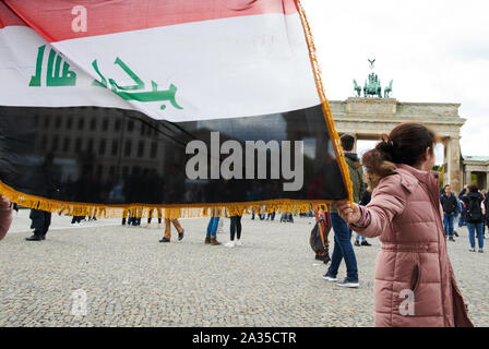 Berlin, Deutschland. 05 Okt, 2019. Ein Kind hält eine irakische Flagge vor dem Brandenburger Tor. Es Menschen demonstrierten gegen die Politik im Irak. Quelle: Annette Riedl/dpa/Alamy leben Nachrichten Stockfoto