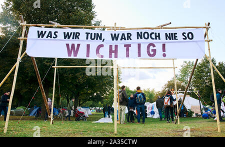 Berlin, Deutschland. 05 Okt, 2019. "Was wir tun, hat nie so wichtig!" ist auf einem Banner, der sogenannten "Climate Camp' geschrieben. Mit dem Bau der Lager in der Nähe des Kanzleramtes hat begonnen. Umweltschützer des Aussterbens Rebellion Gruppe werden Workshops und Arbeitsgruppen, die es von Sonntag ab. Quelle: Annette Riedl/dpa/Alamy leben Nachrichten Stockfoto