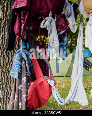 Berlin, Deutschland. 05 Okt, 2019. Socken und andere Kleidungsstücke Hängen an einem Baum auf der Wiese vor dem Bundeskanzleramt in der so genannten "Climate Camp'. Mit dem Bau der Lager in der Nähe des Kanzleramtes hat begonnen. Umweltschützer des Aussterbens Rebellion Gruppe werden Workshops und Arbeitsgruppen, die es von Sonntag ab. Quelle: Annette Riedl/dpa/Alamy leben Nachrichten Stockfoto