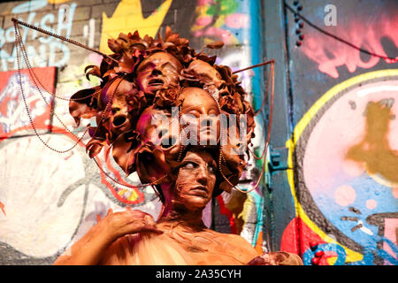 London, Großbritannien. 05 Okt, 2019. Eine Frau gesehen, ein Kostüm und Maske, wie Sie teil an World Zombie Tag dauert. Credit: SOPA Images Limited/Alamy leben Nachrichten Stockfoto