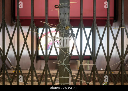 Hongkong, China. 04 Okt, 2019. Causeway Bay MTR-Station Eingang wird von Demonstranten blockiert, nachdem die Regierung aufgerufen, die Notstandsgesetze Masken auf Demonstrationen in einer direkten Haltung gegen Demonstranten in Hongkong, Kredit zu verbieten: SOPA Images Limited/Alamy leben Nachrichten Stockfoto