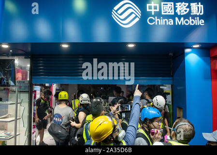 Hongkong, China. 04 Okt, 2019. Mitglied der Presse Film und Foto ein China Mobile Store folgenden durch die Demonstranten zerstört wurde, nachdem die Regierung aufgerufen, die Notstandsgesetze Masken auf Demonstrationen in einer direkten Haltung gegen Demonstranten in Hongkong zu verbieten. Credit: SOPA Images Limited/Alamy leben Nachrichten Stockfoto