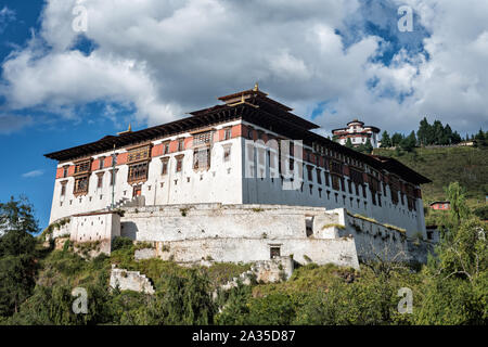 Die Paro Dzong (Rinpung Dzong) mit dem Nationalen Museum von Bhutan Stockfoto