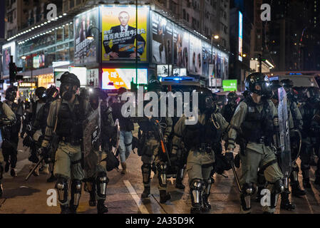 Hongkong, China. 04 Okt, 2019. Riot Polizisten nach vorn bewegen, um die Straßen zu löschen, nachdem die Regierung aufgerufen, die Notstandsgesetze Masken auf Demonstrationen in einer direkten Haltung gegen Demonstranten in Hongkong zu verbieten. Credit: SOPA Images Limited/Alamy leben Nachrichten Stockfoto