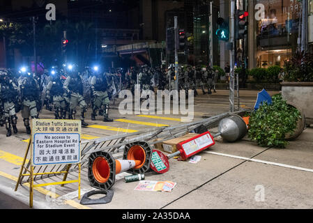 Hongkong, China. 04 Okt, 2019. Riot Polizisten nach vorn bewegen, um die Straßen zu löschen, nachdem die Regierung aufgerufen, die Notstandsgesetze Masken auf Demonstrationen in einer direkten Haltung gegen Demonstranten in Hongkong zu verbieten. Credit: SOPA Images Limited/Alamy leben Nachrichten Stockfoto