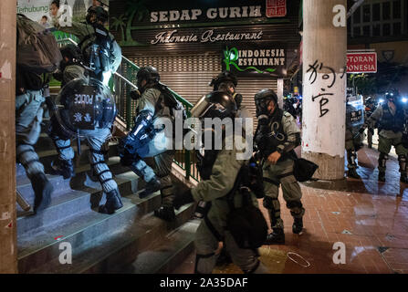 Hongkong, China. 04 Okt, 2019. Riot Polizisten sichern Causeway Bay District, nachdem die Regierung aufgerufen, die Notstandsgesetze Masken auf Demonstrationen in einer direkten Haltung gegen Demonstranten in Hongkong zu verbieten. Credit: SOPA Images Limited/Alamy leben Nachrichten Stockfoto