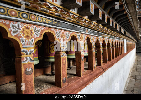 Gebetsmühlen in Paro Dzong (Rinpung Dzong), Bhutan Stockfoto