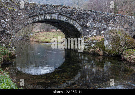 Steinerne Brücke über den Afon Dwyfor, Cwm Pennant, Caernarfon, N Wales Stockfoto