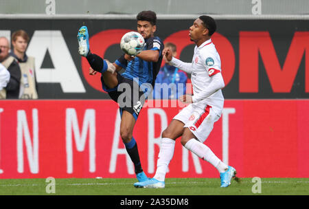 Paderborn, Deutschland. 05 Okt, 2019. Fussball: Bundesliga, SC Paderborn 07 - 1.FSV Mainz 05, 7.Spieltag in der Benteler Arena. Paderborner Mohamed Dräger (l) im Kampf um den Ball mit Jean-Paul Boetius (r) aus Mainz. Credit: Friso Gentsch/dpa - WICHTIGER HINWEIS: In Übereinstimmung mit den Anforderungen der DFL Deutsche Fußball Liga oder der DFB Deutscher Fußball-Bund ist es untersagt, zu verwenden oder verwendet Fotos im Stadion und/oder das Spiel in Form von Bildern und/oder Videos - wie Foto Sequenzen getroffen haben./dpa/Alamy leben Nachrichten Stockfoto