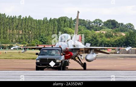 Dodge Ram 2500 Schleppfahrzeug Verschieben einer Royal Norwegian Air Force General Dynamics F-16 Fighting Falcon B Stockfoto