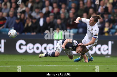 Leeds United ist Lukas Ayling (rechts) und des Millwall Ben Thompson Kampf um den Ball in den Himmel Wette Championship Match an der Höhle, London. Stockfoto