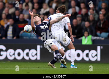 Leeds United ist Lukas Ayling (rechts) und des Millwall Ben Thompson Kampf um den Ball in den Himmel Wette Championship Match an der Höhle, London. Stockfoto