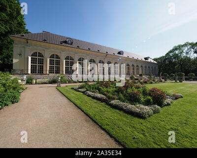 Gebäude der alten Orangerie im Bäder Park in Warschau europäische Hauptstadt von Polen im Jahr 2019 im Mai. Stockfoto