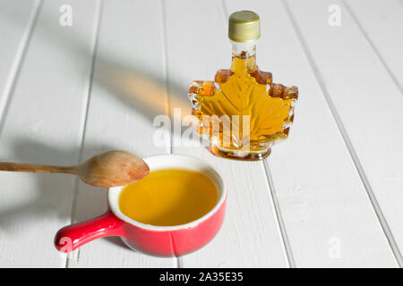 Kanadischer Ahorn Sirup in einer Glasflasche. Stockfoto