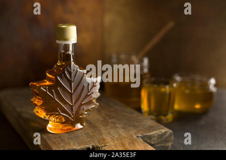 Kanadischer Ahorn Sirup in einer Glasflasche. Stockfoto