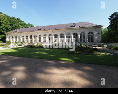 Malerische Gebäude der alten Orangerie im Bäder Park in Warschau europäische Hauptstadt von Polen im Jahr 2019 im Mai. Stockfoto