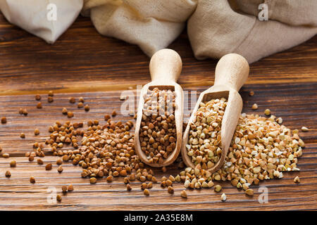 Grün und gebratene Buchweizen Körner in den hölzernen Schaufeln Stockfoto