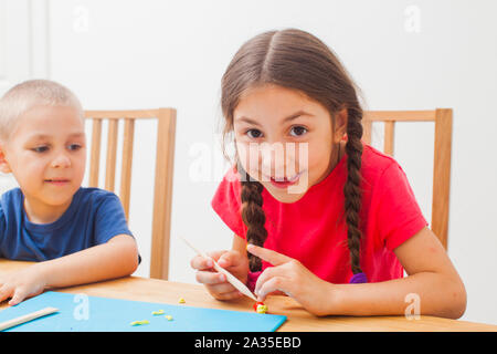 Bruder und Schwester haben Spaß zusammen mit Modellierung Ton Stockfoto