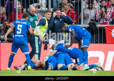 München, Deutschland. 05 Okt, 2019. Fussball: Bundesliga, FC Bayern München - 1899 Hoffenheim, 7. Spieltag in der Allianz Arena. Die Spieler von 1899 Hoffenheim jubeln über das Ziel auf 1:2. Credit: Matthias Balk/dpa - WICHTIGER HINWEIS: In Übereinstimmung mit den Anforderungen der DFL Deutsche Fußball Liga oder der DFB Deutscher Fußball-Bund ist es untersagt, zu verwenden oder verwendet Fotos im Stadion und/oder das Spiel in Form von Bildern und/oder Videos - wie Foto Sequenzen getroffen haben./dpa/Alamy leben Nachrichten Stockfoto