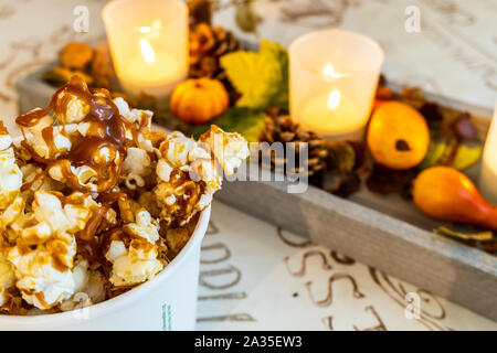 Hausgemachte Karamell Popcorn mit Kerzen Stockfoto