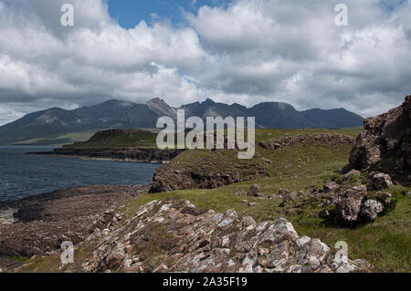 Blick entlang Loch Spröde aus Rubh' eine Dùnain Richtung Schwarzes Cuillin, Glen Spröde, Isle of Skye, Schottland Stockfoto