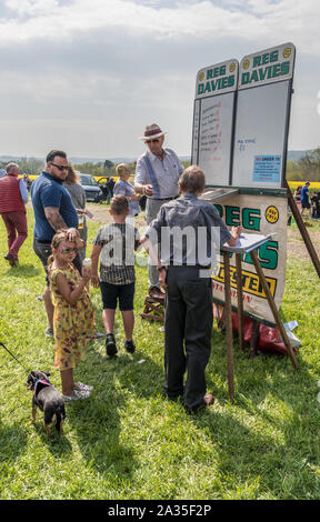 Traditionelle Buchmacher Wetten bei Paxford Punkt-zu-Punkt-Rennen Stockfoto