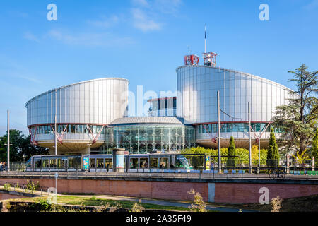 Die Straßenbahn hält am 'droits de l'homme" Straßenbahn-Station vor dem Gebäude des Europäischen Gerichtshofs für Menschenrechte in Straßburg, Frankreich. Stockfoto