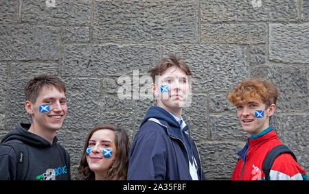 Edinburgh, Schottland, Großbritannien. 5. Oktober 2019. Tausende von Menschen aller Altersgruppen marschierten auf den Straßen von Edinburgh in einem pro-schottische Unabhängigkeit Marsch durch die Straßen von Edinburgh. Organisationen und Gruppen, die Trennung von dem Vereinigten Königreich, das Alle unter einem Banner (auob) Prozession am Samstag. AUOB schätzen, dass mindestens 100.000 Menschen an der Kundgebung teilnehmen könnten. Stockfoto