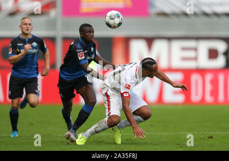 Paderborn, Deutschland. 05 Okt, 2019. Fussball: Bundesliga, SC Paderborn 07 - 1.FSV Mainz 05, 7.Spieltag in der Benteler Arena. Paderborner Jamilu Collins (M) im Kampf um den Ball mit Karim Onisiwo (r) aus Mainz. Credit: Friso Gentsch/dpa - WICHTIGER HINWEIS: In Übereinstimmung mit den Anforderungen der DFL Deutsche Fußball Liga oder der DFB Deutscher Fußball-Bund ist es untersagt, zu verwenden oder verwendet Fotos im Stadion und/oder das Spiel in Form von Bildern und/oder Videos - wie Foto Sequenzen getroffen haben./dpa/Alamy leben Nachrichten Stockfoto