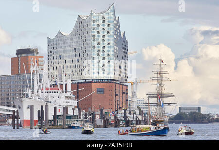 Hamburg, Deutschland. 05 Okt, 2019. Während einer Protestaktion mit Banner mit der Aufschrift 'Dove-Elbe retten", Boote fahren eine Parade vor der Elbphilharmonie im Hamburger Hafen. Die Demonstranten befürchten, dass die Dove Elbe an der Tatenberg Verriegelung in Richtung der nördlichen Elbe öffnen könnte und damit eine Flutwelle Wasser werden mit Ebbe und Flut. Quelle: Georg Wendt/dpa/Alamy leben Nachrichten Stockfoto