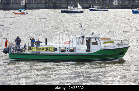 Hamburg, Deutschland. 05 Okt, 2019. Boote fahren in einer Protestaktion mit Banner mit der Aufschrift: 'Dove Elbe speichern" eine Parade vor den Landungsbrücken im Hamburger Hafen. Die Demonstranten befürchten, dass die Dove Elbe an der Tatenberg Verriegelung in Richtung der nördlichen Elbe öffnen könnte und eine Tidal River mit Ebbe und Flut. Quelle: Georg Wendt/dpa/Alamy leben Nachrichten Stockfoto