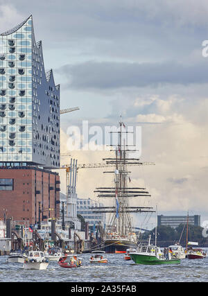 Hamburg, Deutschland. 05 Okt, 2019. Während einer Protestaktion, Boote fahren mit Banner mit der Aufschrift: 'Dove Elbe speichern" eine Parade vor der Elbphilharmonie im Hamburger Hafen. Die Demonstranten befürchten, dass die Dove Elbe an der Tatenberg Verriegelung in Richtung der nördlichen Elbe öffnen könnte und damit eine Flutwelle Wasser werden mit Ebbe und Flut. Quelle: Georg Wendt/dpa/Alamy leben Nachrichten Stockfoto