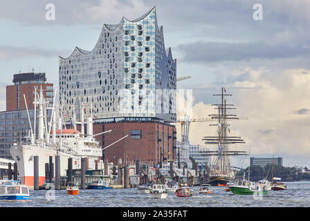 Hamburg, Deutschland. 05 Okt, 2019. Während einer Protestaktion, Boote fahren mit Banner mit der Aufschrift: 'Dove Elbe speichern" eine Parade vor der Elbphilharmonie im Hamburger Hafen. Die Demonstranten befürchten, dass die Dove Elbe an der Tatenberg Verriegelung in Richtung der nördlichen Elbe öffnen könnte und damit eine Flutwelle Wasser werden mit Ebbe und Flut. Quelle: Georg Wendt/dpa/Alamy leben Nachrichten Stockfoto