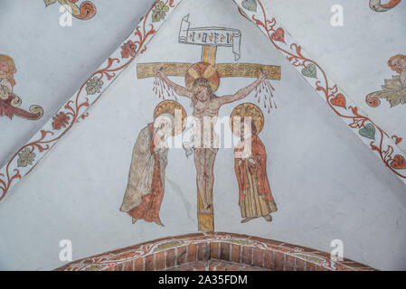 Die Kreuzigung Jesu, eine Wand - Malerei etwa ab dem Jahr 1500 in der Kirche St. Maria, Elsinore, Dänemark, 14. Mai 2019 Stockfoto