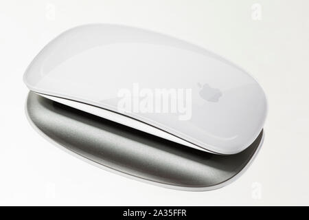 Badewanne, UK - 26. MÄRZ 2011: Studio geschossen von einem weißen Apple Magic Mouse auf einem gespiegelten Hintergrund Stockfoto