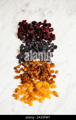 Satz von gebratene Früchte - Cranberry und Rosinen Stockfoto