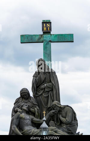 Die Statue der Pietà, Beweinung Christi auf der Karlsbrücke, ist ein outdoor Skulptur von Emanuel Max, auf der Südseite des Charles Bri installiert Stockfoto