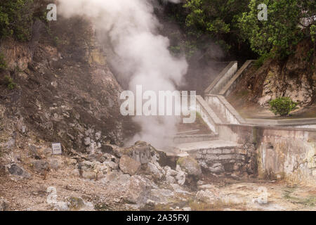 Von der heißen vulkanischen Quellen in den Thermal Park Dampf, Jetten unter den Steinen. Furnas, Sao Miguel, Azoren, Portugal. Stockfoto