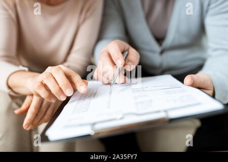 Menschliche Hände und zeigte auf einen der Punkte des Vertrags oder einem anderen Dokument Stockfoto