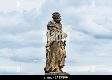 Statue des Hl. Judas Thaddäus auf der Karlsbrücke, Prag - von Jan Oldřich Mayer im Jahr 1708 modelliert. zeigt St. Jude Holding eine Stange. Stockfoto