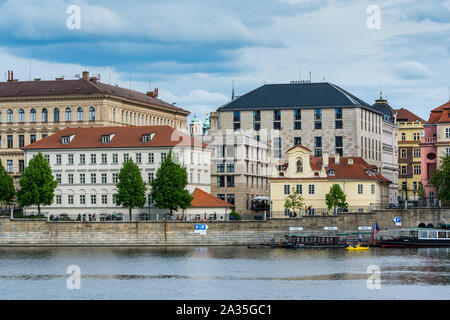 Verschiedenen bunten historischen Häuser am Ufer des Vltava Flusses, und Kreuzfahrtschiffe auf dem Fluss, Prag, Tschechische Republik. Stockfoto