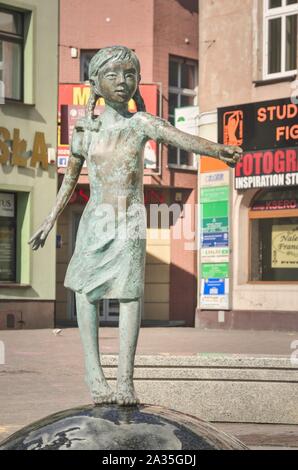 Lubliniec, Polen - September 15, 2019: Der Brunnen auf dem Marktplatz in Lubliniec, Polen. Stockfoto