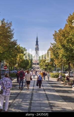 Tschenstochau, Polen - 15. September 2019: Allee im Zentrum der Stadt mit Blick auf das Kloster Jasna Gora in Czestochowa, Polen. Stockfoto