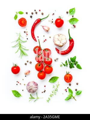 Tomaten und verschiedenen Kräutern und Gewürzen auf weißem Hintergrund, Stockfoto