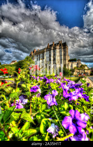 Chateaudun, Frankreich. Künstlerische Sommer Blick auf den Fluss Loir, mit Chateau de Chateaudun im Hintergrund. Stockfoto