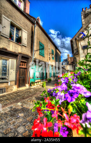 Chateaudun, Frankreich. Künstlerische Sommer Blick auf den mittelalterlichen Oberstadt von Chateaudun, an der Rue du Chateau. Stockfoto