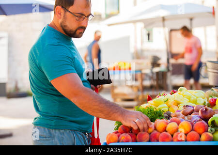 Der Ort für den Verkauf von Bio-lebensmitteln, Mann am Markt Stockfoto