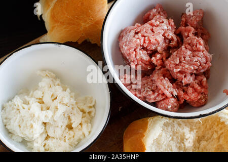 Masse oder Hackfleisch und nasse Brot in Schalen Stockfoto